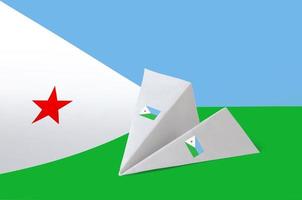 drapeau djibouti représenté sur un avion en papier origami. concept d'art fait à la main photo