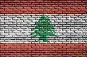 Le drapeau du Liban est peint sur un vieux mur de briques photo