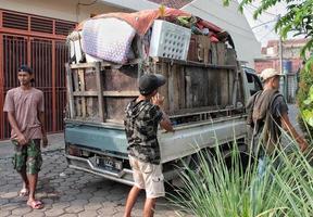 serang, 27 septembre 2022 - un camion à ordures et les agents se trouvent dans un quartier résidentiel de serang - cilegon, pondok cilegon indah. photo