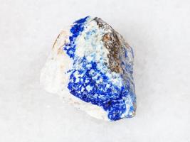 pierre gemme brute de lazurite lapis-lazuli sur blanc photo