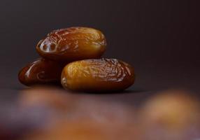 les dates se trouvent sur un fond marron. dattes séchées mûres. photo