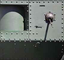 la texture de la paroi du réservoir, en métal et renforcée par une multitude de boulons et de rivets. images du revêtement d'un véhicule de combat de la seconde guerre mondiale avec une mitrailleuse guidée photo