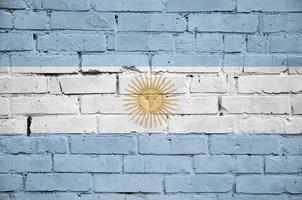 le drapeau argentin est peint sur un vieux mur de briques photo