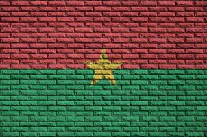 Le drapeau burkina faso est peint sur un vieux mur de briques photo