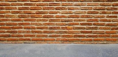 mur de briques marron ou rouge avec sol gris ou gris pour le fond. motif de ligne et grunge, papier peint rugueux. bâtiment et construction. conception extérieure du loft et espace de copie. photo