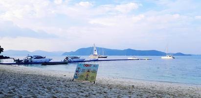 phuket, thaïlande - 22 mars 2022 ne signez pas de panneau pour dire ou avertir le voyageur, le touriste ne marche pas sur le corail, ne touche pas d'animal, ne nourrit pas les animaux marins et méfiez-vous des uchin de mer avec fond de mer photo