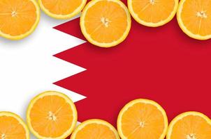 drapeau de bahreïn dans le cadre horizontal de tranches d'agrumes photo