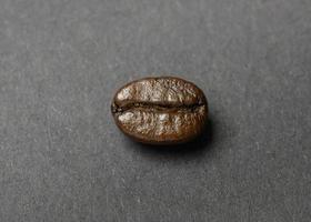 grain de café torréfié sur fond noir photo