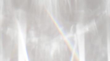 rayons arc-en-ciel abstraits d'effet de superposition d'ombre légère de la lumière du soleil sur fond blanc, maquette et toile de fond, tendance à effet minimal photo