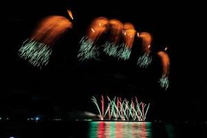 célébration de feux d'artifice sur la mer à la plage de pattaya photo