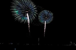 célébration de feux d'artifice sur la mer à la plage de pattaya photo