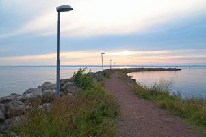 coucher de soleil en suède au port du lac vaettern. paysage tourné en scandinavie. photo