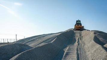 un tracteur travaillant dans une zone de construction industrielle photo