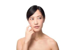 portrait de la belle jeune femme asiatique propre concept de peau nue fraîche. fille asiatique beauté visage soins de la peau et santé bien-être, soin du visage, peau parfaite, maquillage naturel sur fond blanc photo