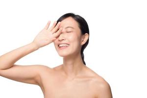 portrait de la belle jeune femme asiatique propre concept de peau nue fraîche. fille asiatique beauté visage soins de la peau et santé bien-être, soin du visage, peau parfaite, maquillage naturel sur fond blanc photo