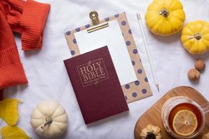sainte bible et vue de dessus d'un décor confortable d'automne. concept d'automne d'étude biblique photo