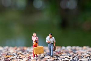 couple se promenant dans la rue a un fond de verdure photo