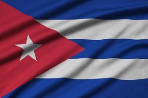 le drapeau cuba est représenté sur un tissu de sport avec de nombreux plis. bannière de l'équipe sportive photo