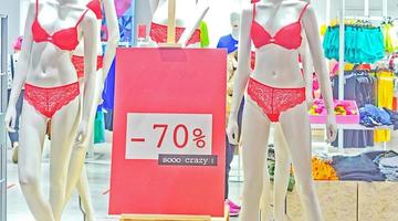 vente de lingerie pour femmes avec une remise de 70 %. photo