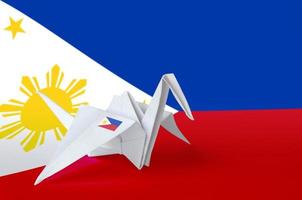 drapeau des philippines représenté sur une aile de grue en papier origami. concept d'art fait à la main photo