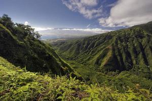Waihee Ridge Trail, surplombant Kahului et Haleakala, Maui, Hawaii photo