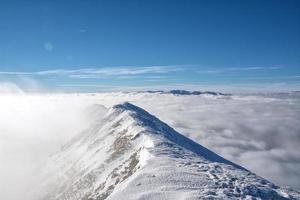 paysage alpin avec des sommets couverts de neige et de nuages photo