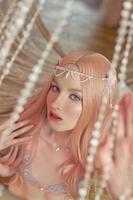 portrait de beauté d'une femme elfe princesse anime aux cheveux roses en sous-vêtements. fabuleux look magique, beau maquillage rose. couronne de jante sur la tête d'une femme photo