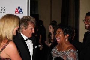 los angeles, oct 23 - penny lancaster, rod stewart, gladys knight arrive au bal du carrousel de l'espoir 2010 à l'hôtel beverly hilton le 23 octobre 2010 à beverly hills, ca photo