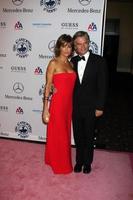 los angeles, oct 23 - lisa rinna, harry hamlin arrive au bal du carrousel de l'espoir 2010 au beverly hilton hotel le 23 octobre 2010 à beverly hills, ca photo