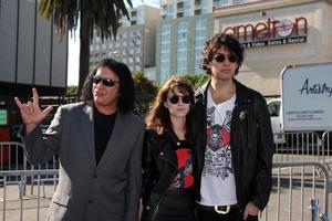 los angeles, 14 août - gene simmons alex esso nick simmons arrivant au vh1 do Something Awards 2011 au hollywood palladium le 14 août 2011 à los angeles, ca photo