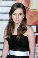 Los angeles, 11 avril - kaitlyn dever arrivant à la première de hbo films cinema verite los angeles aux studios paramount le 11 avril 2011 à los angeles, ca photo