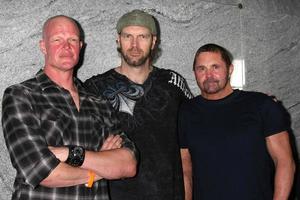 los angeles, 15 septembre - derek mears, tyler mane, kane hodder arrive à la première chillerama au cimetière hollywood pour toujours le 15 septembre 2011 à los angeles, ca photo