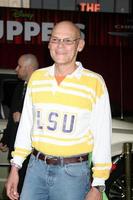 Los angeles, nov 12 - james carville arrive à la première mondiale des muppets au théâtre el capitan le 12 novembre 2011 à los angeles, ca photo