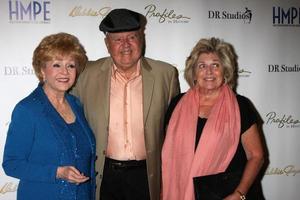 los angeles, 14 mai - debbie reynolds, dick van patten, pat van patten à la debbie reynolds la vente aux enchères de réception vip finale menée par www profilesinhistory com au studio de danse debbie reynolds le 14 mai 2014 à hollywood nord, ca photo