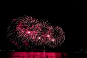 célébration de feux d'artifice sur la mer à la plage de pattaya photo