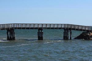 pont de bois sur les eaux de l'océan à plymouth photo