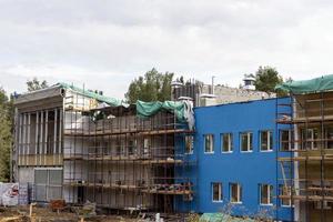 l'avancement de la construction du bâtiment de la maternelle. décoration moderne gaie et colorée des façades des bâtiments photo
