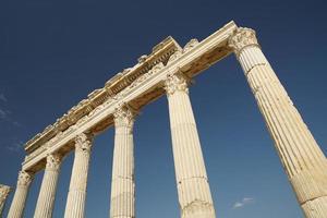 colonnes à laodicée sur la ville antique de lycus à denizli, turkiye photo