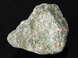 muscovite greisen rock avec spessartine sur noir photo