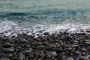 côte de l'océan en pierre avec des vagues photo