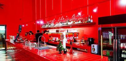phuket, thaïlande - 2 mars 2022 bar rouge ou café avec beaucoup d'alcool sur étagère et. beau design intérieur et coloré avec concept lumineux. photo