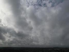 Plus beaux nuages et ciel au-dessus de la ville de Londres Luton en Angleterre Royaume-Uni photo