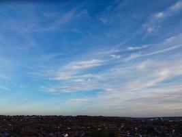 Plus beaux nuages et ciel au-dessus de la ville de Londres Luton en Angleterre Royaume-Uni photo