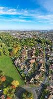 vue aérienne en grand angle de la ville britannique par une belle journée d'hiver photo