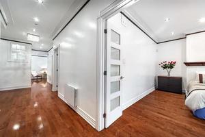 Appartement moderne de luxe haut de gamme entièrement meublé à Montréal avec sous-sol fini, chambres, buanderie, cuisine, cour arrière et salon photo