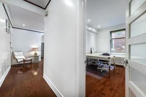Appartement moderne de luxe haut de gamme entièrement meublé à Montréal avec sous-sol fini, chambres, buanderie, cuisine, cour arrière et salon photo