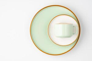 un ensemble de vaisselle en céramique blanche et vert pastel aux contours orange photo