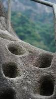 la vue sur les échelles d'escalade gravées sur le rocher sur les montagnes photo
