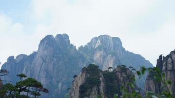 les beaux paysages de montagnes avec la forêt verte et la falaise rocheuse en éruption en arrière-plan dans la campagne de la chine photo