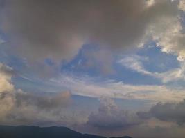 danse des nuages. vue sur les nuages et la vallée. nuages au-dessus de la vallée verte photo